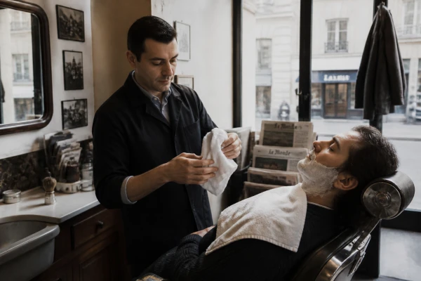 Barbier hot towel rasage traditionnel Paris 6
