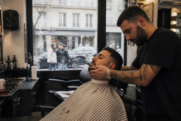 Barbier modelage barbe courte Paris 13