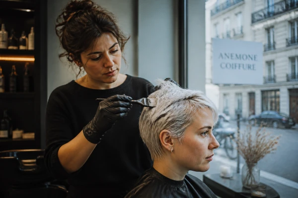 Coloration gris argenté cheveux tendance Paris 14